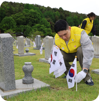 현충탑 참배 및 묘역 정화 사진2