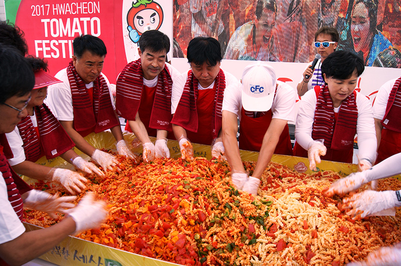 관광객들이 토마토축제를 즐기고 있는 모습
