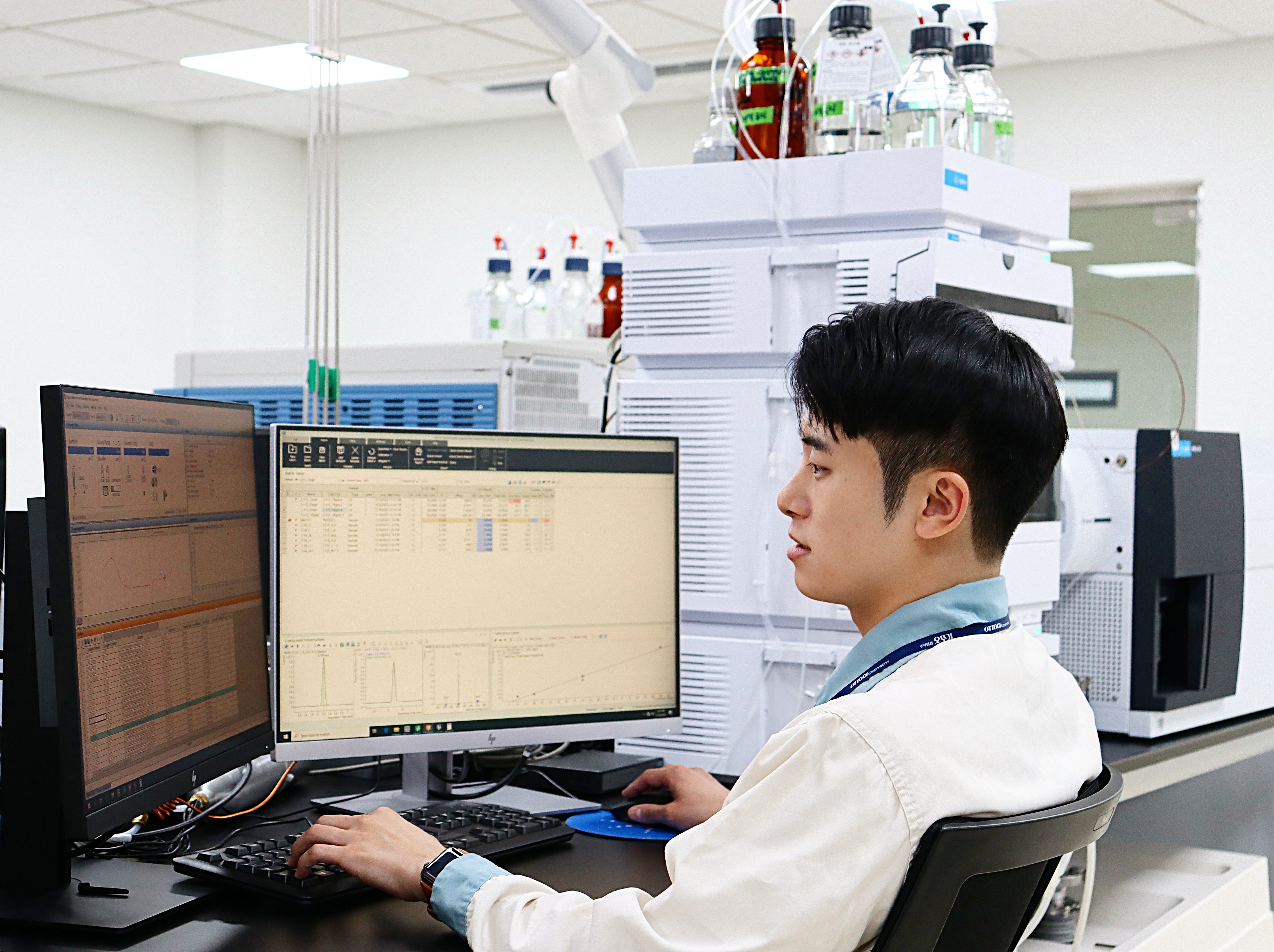 오뚜기 식품안전과학연구소의 연구원이 프로그램을 이용해 식품을 분석하고 있다.
