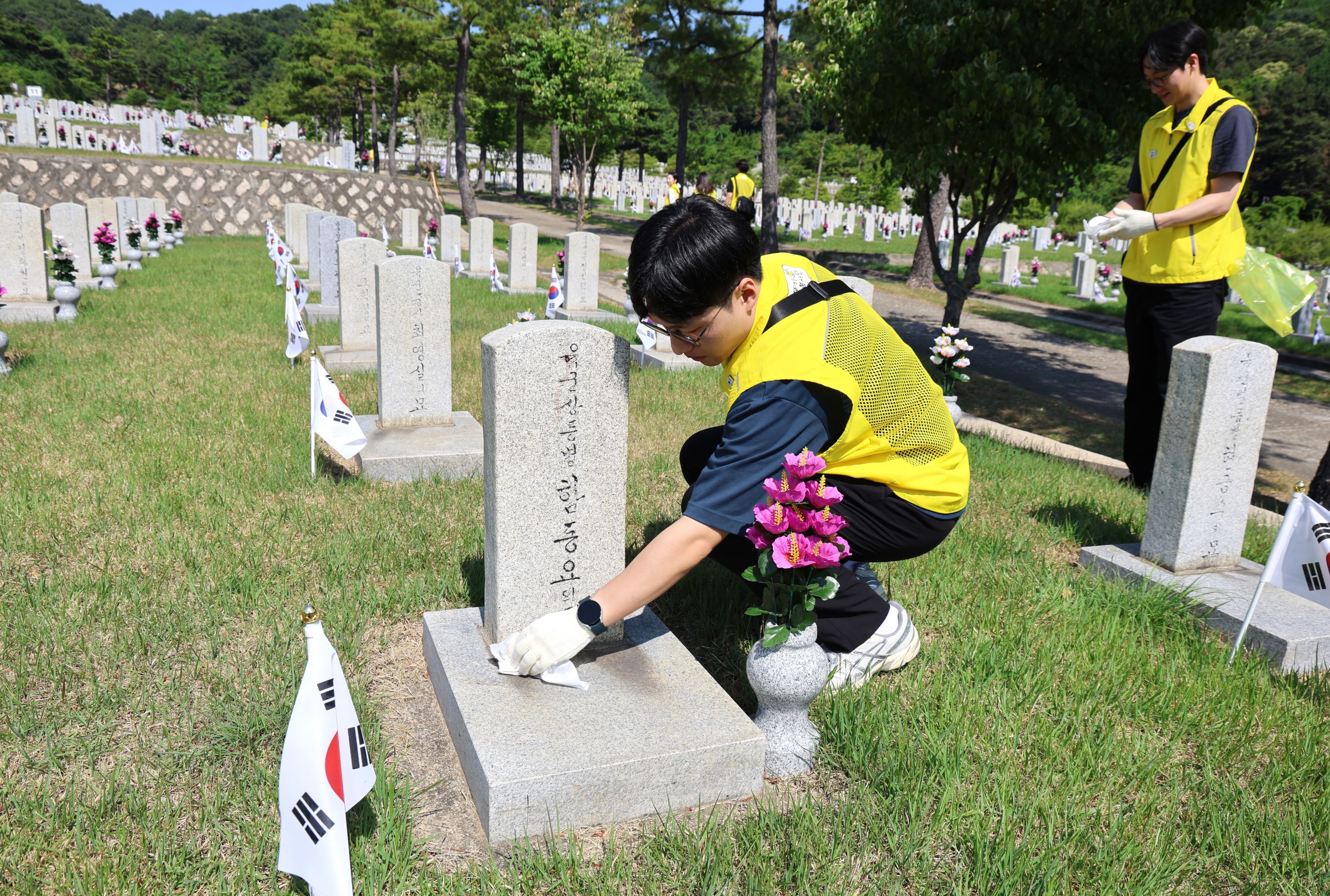 오뚜기 봉사단 묘역 관리 봉사활동