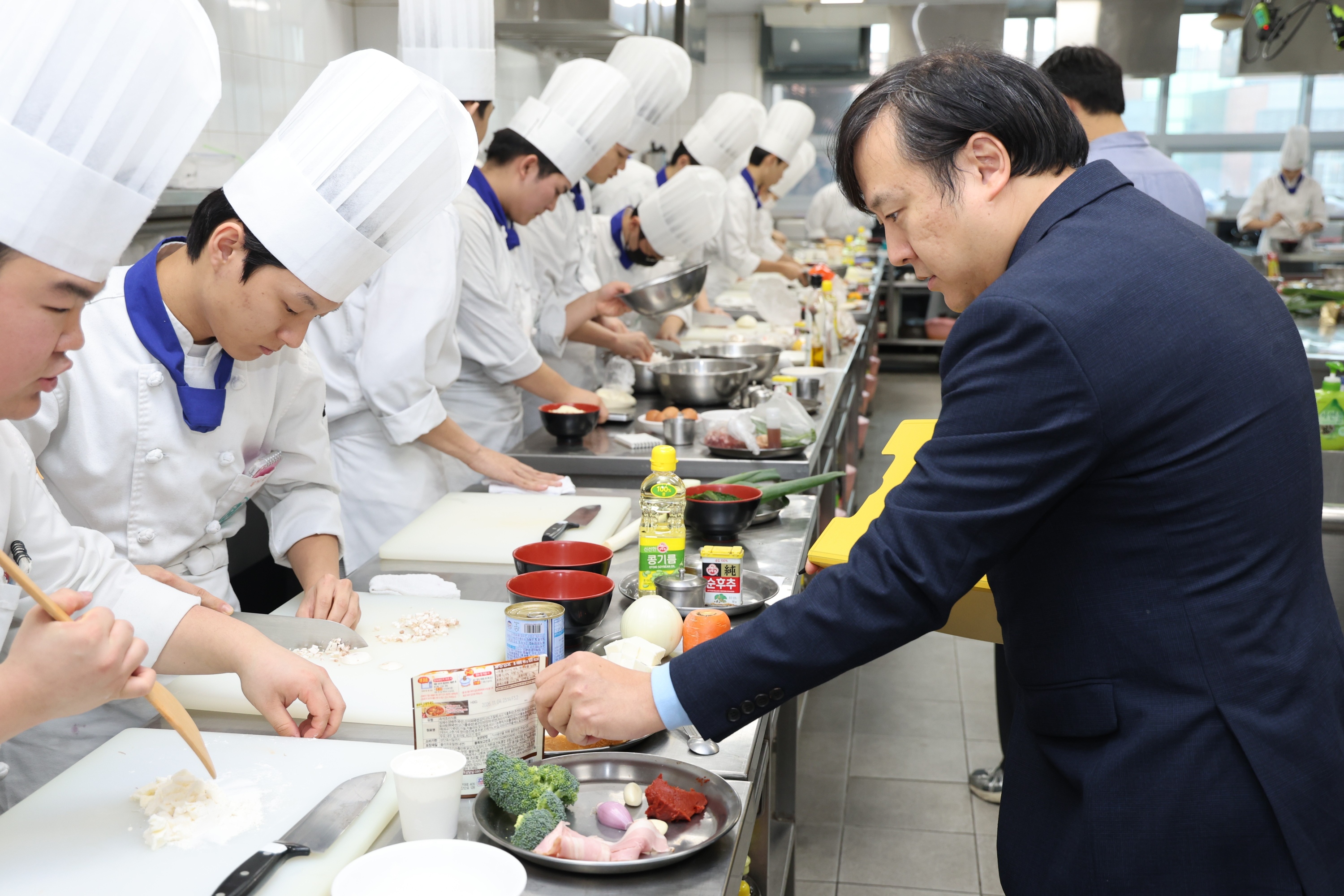 오뚜기 연구소 이유석 마스터쉐프가 심사를 진행하고있다.