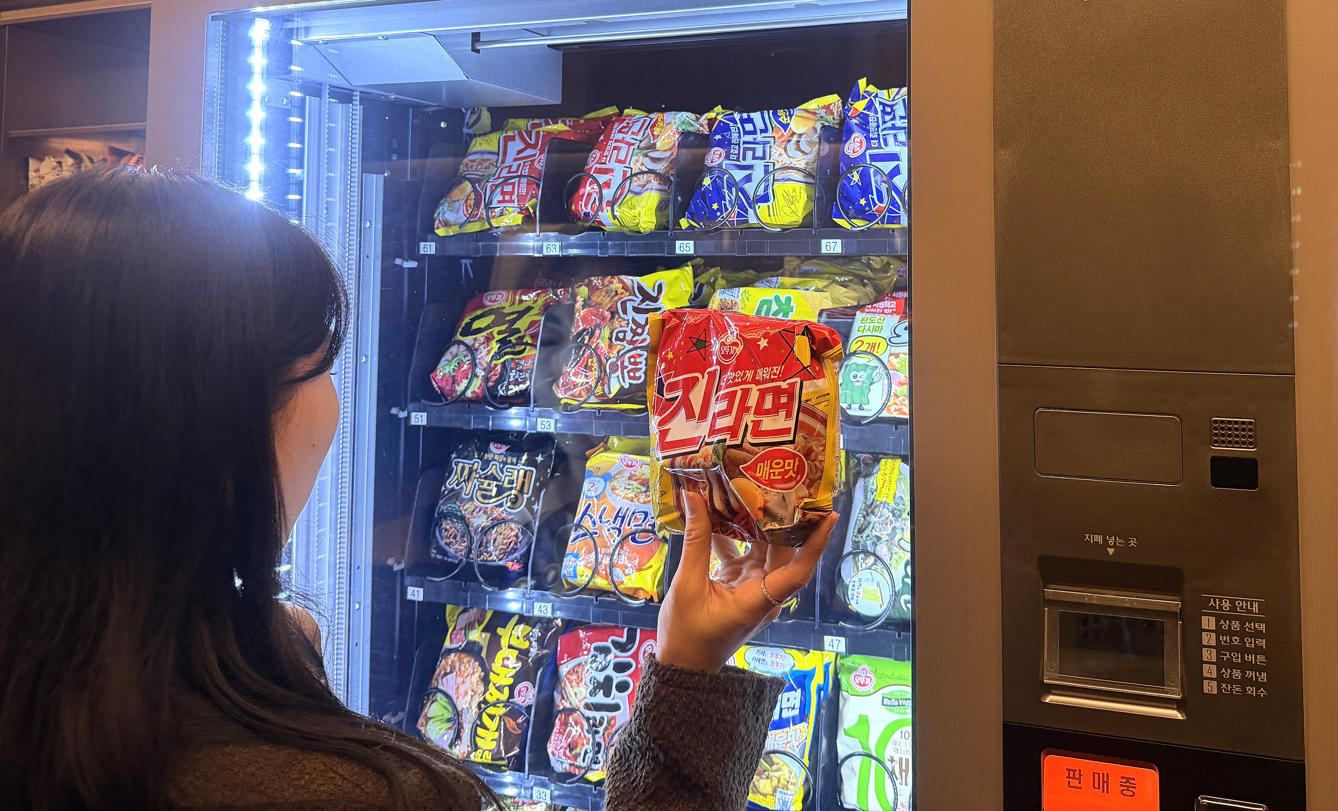 진라면 등 오뚜기 대표 라면 14종이 진열되어 있는 라면 자판기