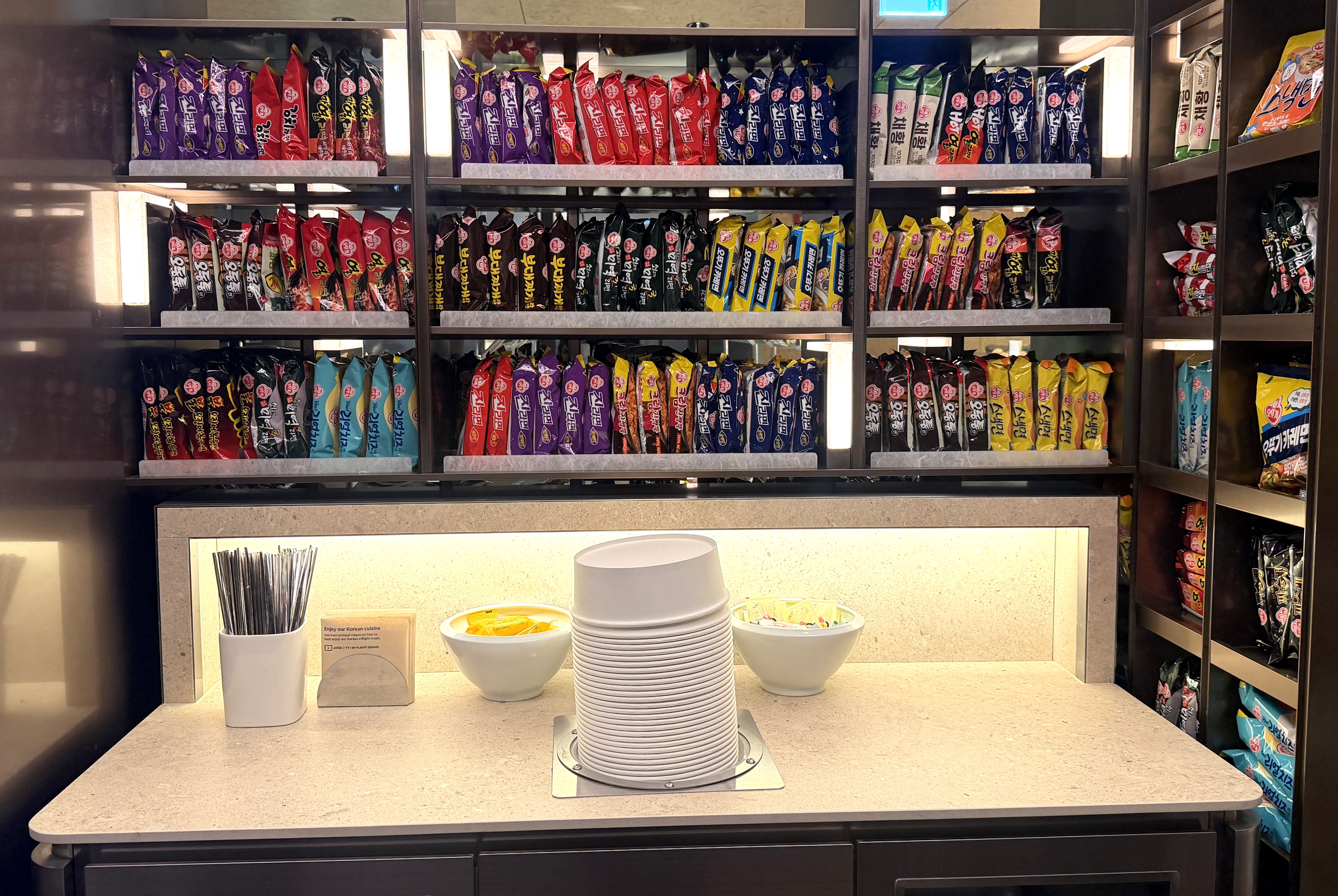 인천공항 T2 대한항공 프레스티지 라운지 '라면 라이브러리'