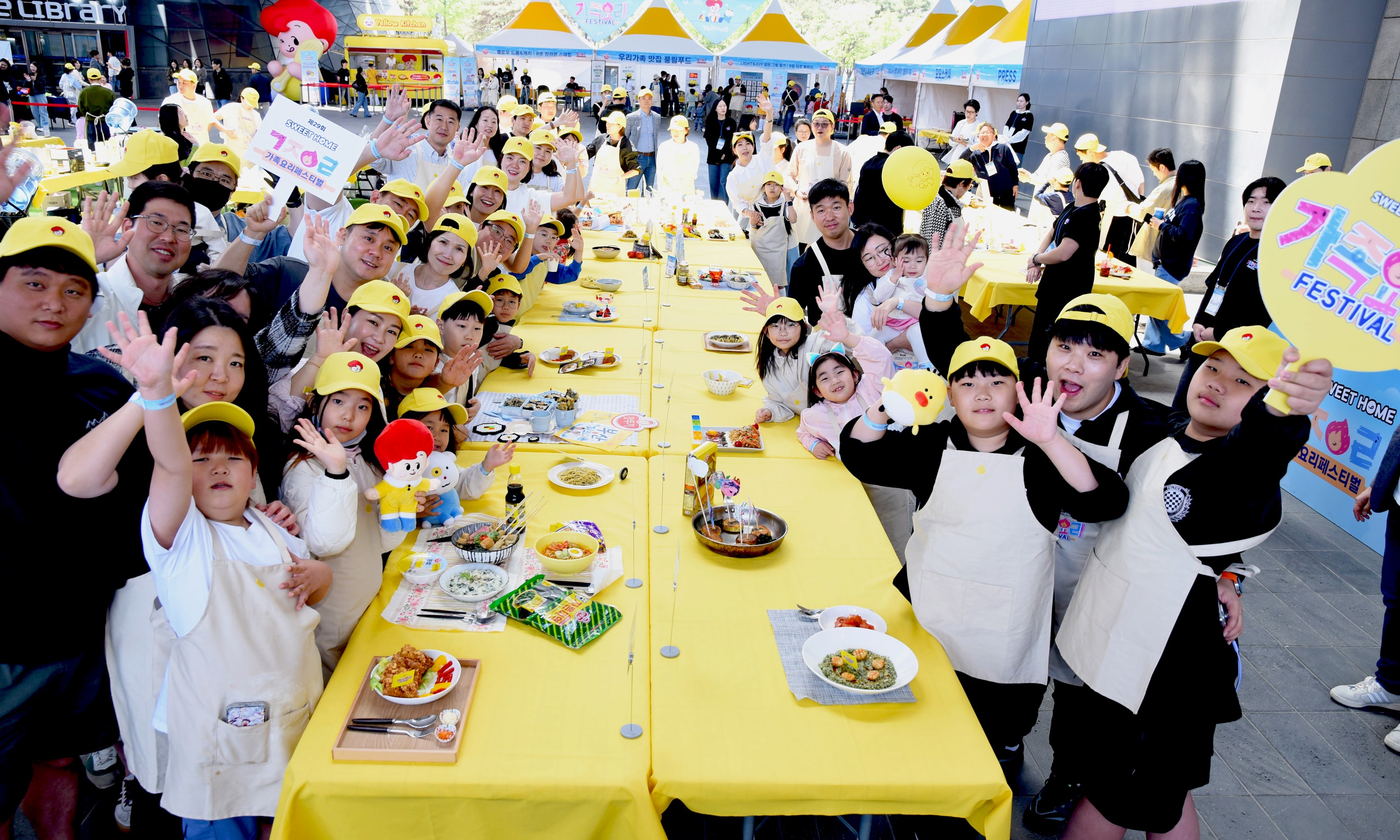 제29회 스위트홈 가족요리페스티벌에 참여한 가족들이 포즈를 취하고있다.